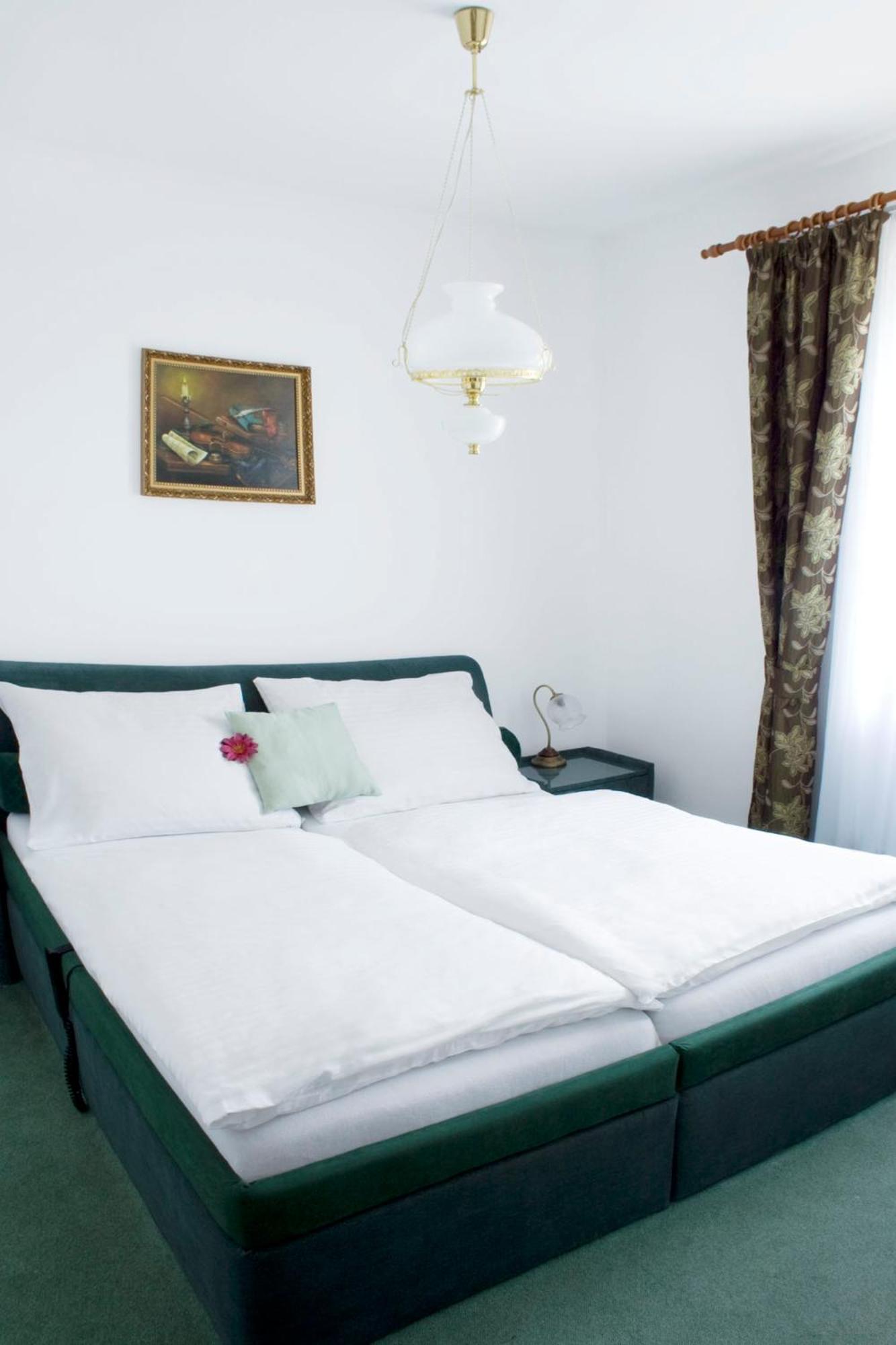 Hotel Zámeček Pod Hradem Starý Jičín Exterior foto
